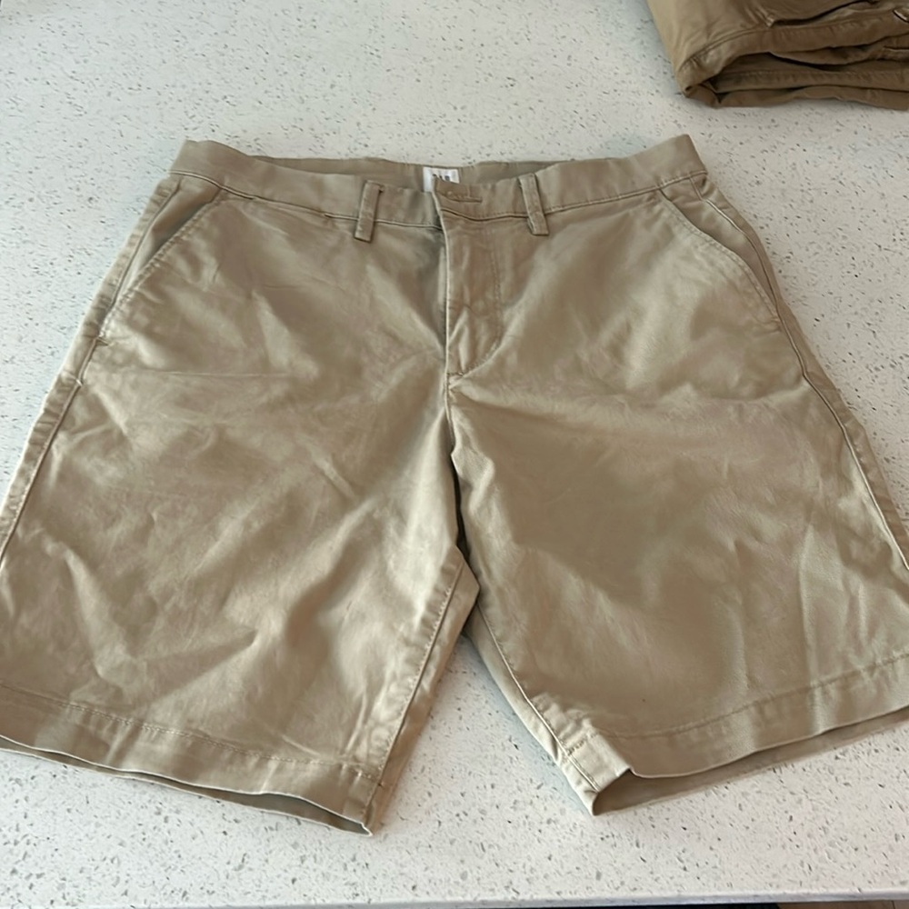 Men’s Gap tan shorts size 30